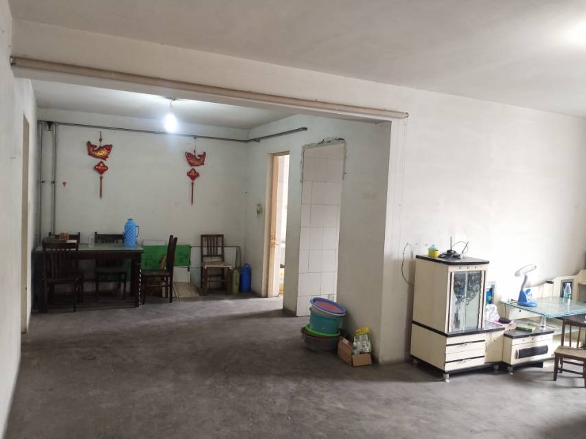 學(xué)區(qū)房簡(jiǎn)裝修3室2廳1衛(wèi)123m252萬(wàn)元