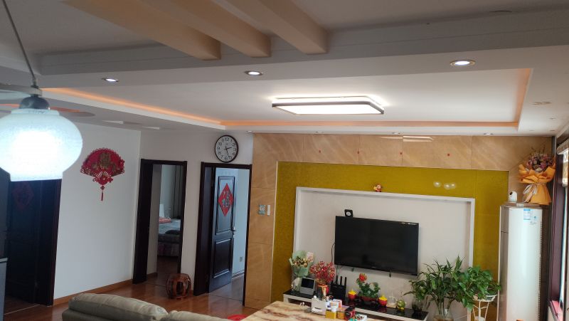 學區房，新興路步行街南區，南戶134㎡，三室一廳二陽二衛，第10層共13層，送地下室，電梯，一梯三戶