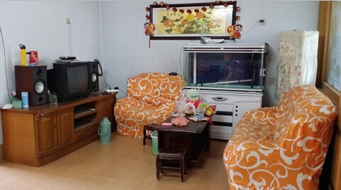 金孔府小區(qū)房間干凈衛(wèi)生，家具齊全精裝修。拎包即可入住，限女生