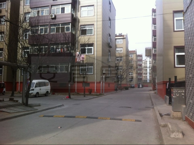 學(xué)區(qū)現(xiàn)房，供暖空調(diào)，部分家具，菜市附近，交通便利。