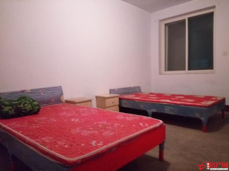 新一中學(xué)區(qū)現(xiàn)房，部分家具，菜市附近，交通便利