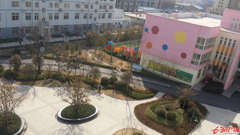 城東稀缺多層住宅，樓西面是實驗幼兒園東園，樓前是廣場