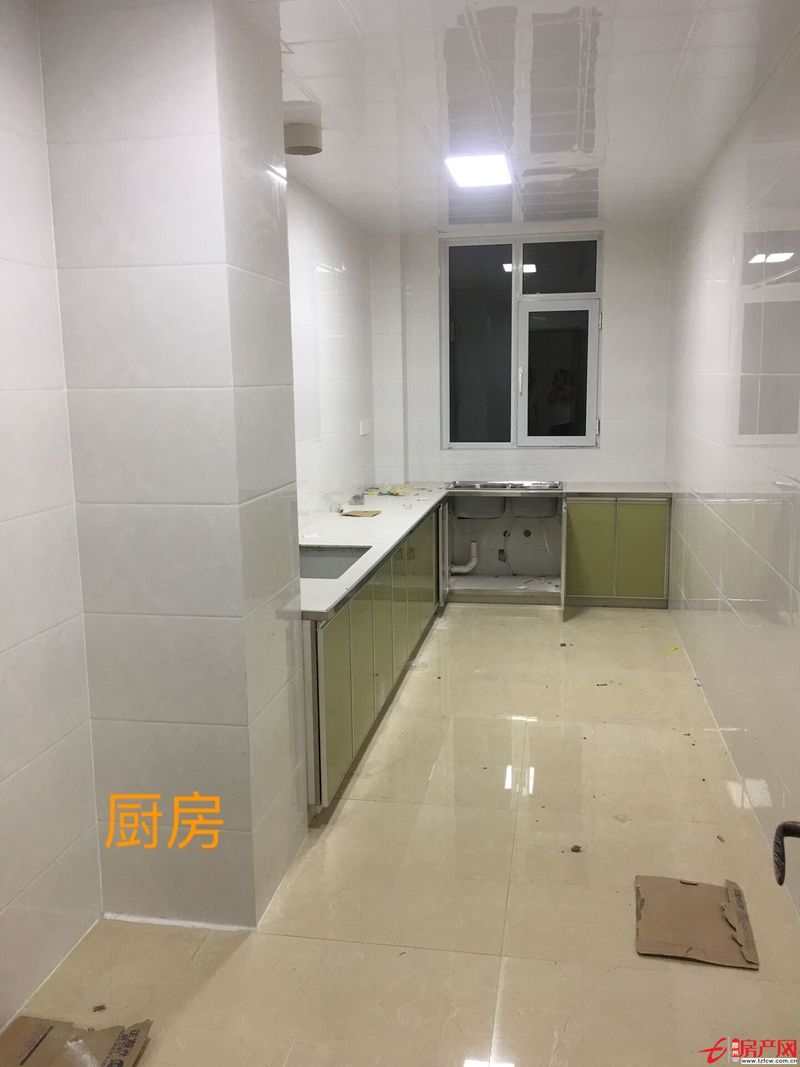 三室兩廳兩衛(wèi)生間，超大廚房，南北通透，絕版戶型