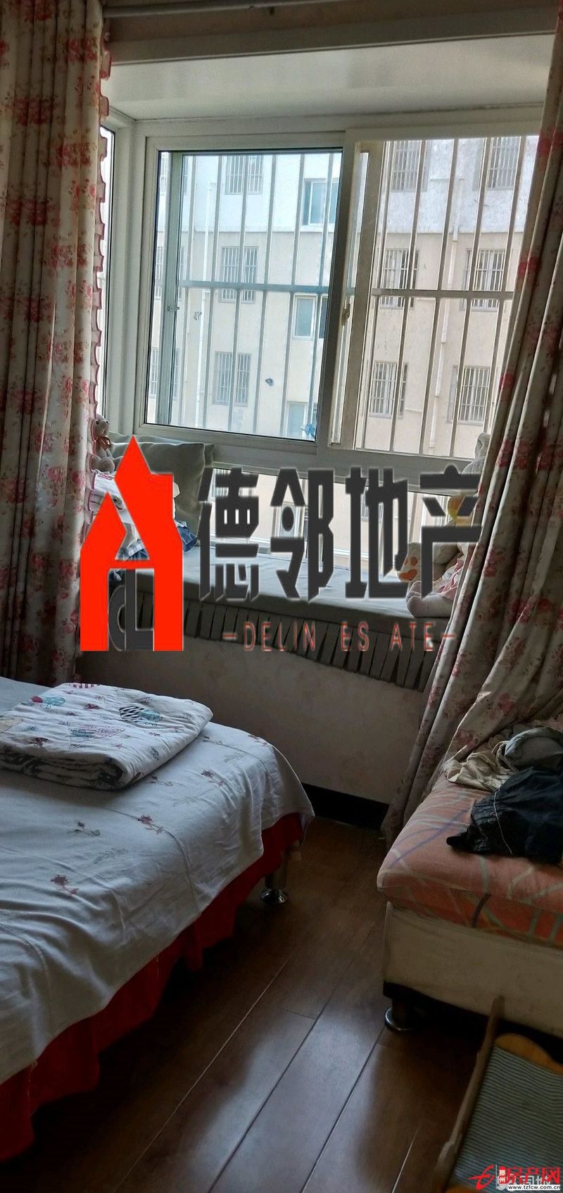 金城花園三室精裝修可貸款中間層領(lǐng)包即住