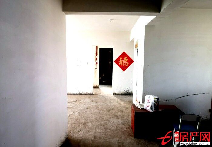 南一排，非回遷，毛坯已改水電暖，新證，無儲(chǔ)藏室車庫(kù)。