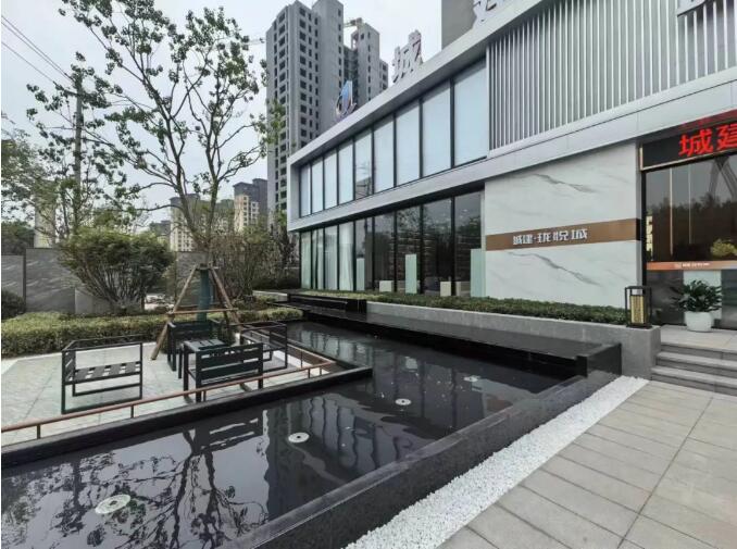 商品房位置佳，毛坯3室2廳2衛141m2110萬元，免費送兩個車位。已上房，隨時簽合同辦房證。
